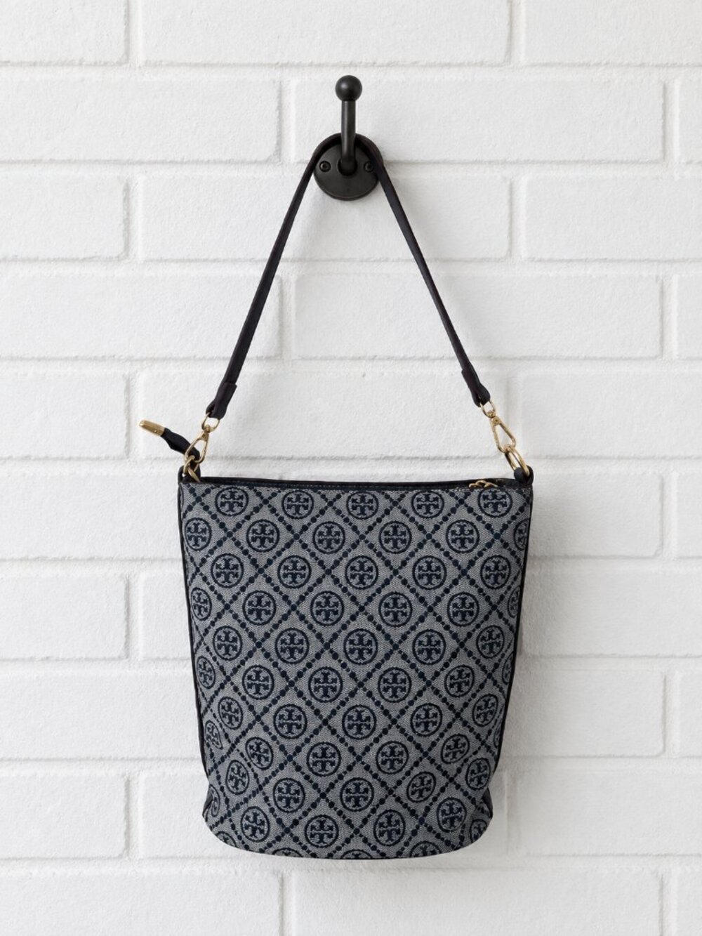 Tory Burch Logo Jacquard Bucket Bag - Picture 3 of 7